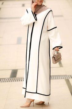 Beyaz Sport abaya. Sport Abaya, Pink Boho Dress, Modest Maxi Dress, Muslimah Outfit, Hijab Designs, Mode Kimono, Mode Abaya, Abaya Designs, Abaya Dress