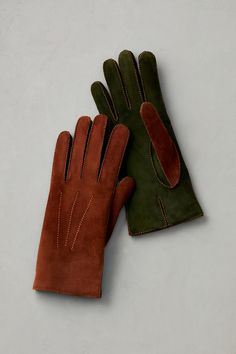 These two-tone, cashmere-lined suede gloves exude personality while remaining thoroughly insulating. Entirely sewn by hand, these gloves are made with two colors of Italian lambskin and handstitched with matching threads, giving them a distinct character that works well with a pair of jeans and a sweater or when dressed up with a skirt and a pair of boots. Autmn Colors, Suede Gloves, Leather Gloves Winter, Sheepskin Gloves, Leather Gloves Women, Gloves For Women, Promo Gifts, Sheepskin Slippers, Winter Lookbook