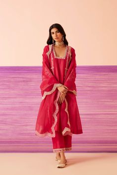 Kurti Shoot Ideas, Latest Suit Designs Indian, Sureena Chowdhri, Kurta Set For Women, Traditional Indian Dress, Indian Gowns Dresses, Indian Bridal Outfits, Embroidery Designs Fashion, Indian Designer Outfits