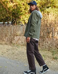 Dickies Brown Pants Outfit, Tapered Pants Outfit Men, Hightop Vans Outfit Men, Brown Dickies Outfit Men, Brown Dickies Outfit, Dickies Outfits Men Street, Brown Pants Outfit Men