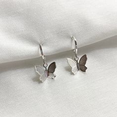 ✦ Dainty butterfly charm huggie hoops that are perfect for summer!  ✦ New & handmade   ✦ Silver plated hoops ✦ More jewelry on my shop; message for customs! Butterfly Hoop Earrings, Dainty Butterfly, Branch Earrings, Fairycore Cottagecore, Earrings Dainty, Silver Butterfly, Jade Jewelry, Butterfly Charm, Butterfly Earrings