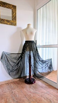 ¡¡A MEDIDA EN TODAS LAS TALLAS!! Preciosa falda celeste confeccionada en un suave tul brillo con estrellas y constelaciones bordadas, ¡te encantará! Ideal para bailarines, espectáculos, fiestas, eventos, sesiones de fotos, etc. La falda tiene una abertura en la pierna derecha para permitir mayor movilidad al bailar. Puedes tenerlo sin la ranura también. Hecho a tus medidas: Al hacer el pedido, ingresa las medidas para el contorno de la cintura y la longitud deseada. La falda puede ser transparente como en las fotos o forrada, elige al finalizar la compra. Para obtener más artículos como este, visita mi tienda de etsy: SindyBloom. etsy. com Black Mesh Evening Skirt, Black Mesh Skirt For Evening, Fitted Tulle Skirt Fabric For Parties, Fitted Tulle Skirt For Party, Black Tulle Bottoms For Evening, Black Summer Wedding Bottoms, Summer Wedding Black Bottoms, Black Tulle Bottoms For Party, Black Tulle Party Bottoms