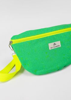 ▶️ See all products in the DROPS Collection 

The green Drops women's waist bag combines style and  practicality, cmade with high quality materials that resist daily wear and tear and maintain an elegant appearance. It has an adjustable strap that fits comfortably around the waist or shoulder.


 
FANY BAG USES:


The Drops Green waist bag shoulder bag is practical and comfortable for daily use, as it allows you to keep your hands free while carrying your essentials with you.
 Store your cell phone, glasses, keys, purse... By adjusting the fanny pack to your shoulder or waist, your hands are completely free. Ideal for outdoor activities, walks around the city, playing sports... or any occasion in your daily routine.
 COLOR:  green
MEASUREMENTS:
33 cm long x 20 cm high x 6.5 cm wide
100 c Green Shoulder Bag, Turquoise Rose, Mens Travel Bag, Blue Camo, Co Design, Backpack Sport, Pink Turquoise, Toiletry Bags, Large Bag