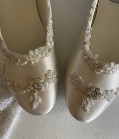 Stunning Style, for those brides whose gown has silver accents Trims: silver embroidered venice lace, pearls, crystals, rhinestones, brooch: crystals flower; Super elegant!! THESE SHOES DESIGNS ARE HAND DYED AND EMBELISHED TO ORDER THEREFORE, SHOES CAN NOT BE RETURNED OR EXCHANGED; PLEASE USE MY FEET LENGHT MEASURING GUIDE IN THE ABOVE PICTURE, TO HELP YOU GET THE PROPER SIZE ON THESE PARTICULAR SHOES; I'LL MAKE ALL THE EFFORTS TO HELP YOU HAVE A PLEASANT SHOPPING EXPERIENCE. I can send your sho Lace With Pearls, Fairy Slippers, White Flat Shoes, Ballet Style, Wedding Shoes Flats, Shoes Silver, Stunning Style, Wedding Flats, Ballet Fashion