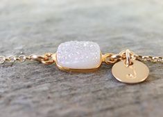 A small white druzy crystal set in gold plated bezel and attached to a delicate gold filled chain with a tiny dangling gold filled initial tag. The druzy has a natural raw crystal top with a light sparkly coating that have a soft shimmer. They are so dainty and beautiful. Great gift for your sister, bridesmaids, friends or for yourself. You and your bridesmaids/maid of honor will love this simply, but elegant bracelet on your wedding day. DETAILS - Gold filled rolo chain with 6mm spring ring cla Adjustable Gold Jewelry For Bridesmaid, White Jewelry With Adjustable Chain For Bridesmaid Gift, Dainty Gold Bridesmaid Jewelry, Bridesmaid Jewelry Gold, Gold Bridesmaid Jewelry, Initial Bracelet Gold, Schmuck Gold, Gold Pearl Bracelet, Cotton Jewelry