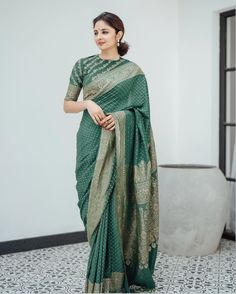 Luxury Green Kalamkari Blouse Piece, Elegant Green Meenakari Saree, Elegant Green Saree With Meenakari, Saree For Mother, Saree For Reception, Indian Wedding Saree, Saree Fancy, Stylish Saree