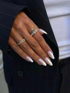 Learn how to do white chrome nails at home with this easy tutorial. Discover stunning white chrome nails designs, including vanilla, pearl white, off white, and milky white chrome nails. Get inspired by designs with french tip, ombre, almond, square, coffin, short, or acrylic for a cute and simple look. (📷 magnificientnails IG) Trip Nails, Biab Nails, Unghie Sfumate, India Trip, Milky Nails, Chrome Nails Designs, Easy Nails, Summery Nails