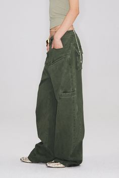 Reinvented Utility with a Sleek Touch Elevate your casual wardrobe with these Structured Baggy Green Cargo Pants. These pants blend utility and style with their multiple pockets and strategic cuts that enhance the silhouette without overwhelming. The light wash adds a touch of vintage appeal, ensuring comfort and style go hand-in-hand. Style #: WWAJ016 Cargo Pant Photoshoot, Utility Aesthetic Fashion, Dark Green Outfit Casual, Baggy Linen Cargo Pants, Fall Colors 2024 Fashion, Baggy Green Cargo Pants, Green And Beige Outfit, Olive Green Fashion, Cargo Pants Women Baggy