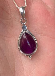 This listing is for one teardrop accent amethyst sterling silver pendant. Amethyst is a transparent to translucent stone that has a lavender to reddish violet hue. It is typically found with a clear to white translucent swirling pattern. It forms as crystals in geodes or in host stones. Amethyst translates from Greek to mean not intoxicated. Amethyst is a stone known to help prevent nightmares and alleviate headaches. This stone cleanses and purifies the emotions and helps rid the mind of negati Geode Jewelry, Star Chain, February Birthstone, Crown Chakra, February Birth Stone, 925 Jewelry, Turquoise Jewelry, Sterling Silver Pendant, Boho Jewelry