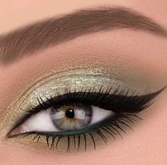 Subtle Green Eyeshadow, Minimalist Eyeshadow, Machiaj Smokey Eyes, Makeup Verde, Green Eyeshadow Look, Bold Eyeliner, Eye Makeup Images, Hazel Eye Makeup