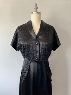 "A stunning black vintage dress in pretty good condition except for a few small snags. Hardly noticeable. A metal zipper runs down the left side of the dress. It looks like this dress has pockets but it's just for Shias and style. A beautiful dress for a dance party or event! Size: S Tag - Fashionette Inc. Montreal Era - 40s Material - satin, glass buttons, metal zipper Bust - 33 to 35\" Waist - 28 Hips - 36 to 38\" Length - 44.5\" Washing - lightly steam clean or dry clean" 1940s Dinner Dress, Dresses For A Dance, Black Vintage Dress, 40s Outfits, 40's Fashion, Vintage Black Dress, Rockabilly Pin Up, Black Satin Dress, 40s Fashion