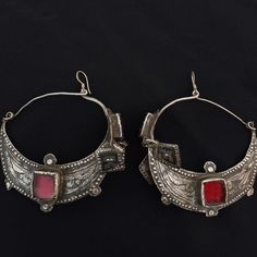 Rare earring. Handmade in taroudant. Antique berber silver eaaring with niello and old glass agate. Vintage earring. Gorgeous earrings and in good condition. Fast shipping *weight: 35.9 gram If there is any other question sand me a message and i will be very happy to answer it as son as possible. Visit my store: https://www.etsy.com/fr/shop/Berberjewelery Bohemian Antique Silver Pierced Jewelry, Bohemian Pierced Antique Silver Jewelry, Antique Jewelry For Pierced Ears, Traditional Sterling Silver Hoop Earrings, Traditional Round Engraved Earrings, Bohemian Engraved Metal Earrings, Traditional Engraved Round Earrings, Antique Filigree Jewelry For Rituals, Silver Filigree Chandbali Earrings