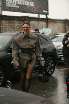 Oversized Brown Blazer, Oversized Blazer Street Style, Rain Street, Sheer Black Tights, Street Style Fall, Milan Fashion Week Street Style, Stylish Summer Outfits, Dope Fashion, Style Fall