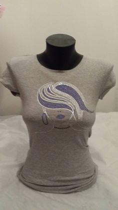 a woman's t - shirt on a mannequin head