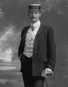 A young man poses for a portrait in a suit, worn with a waistcoat and straw boater, circa 1905. The picture was taken by photographer Henry Mayson (1845 - 1921) at his studio in Keswick in the Lake District. Edwardian Mens Fashion, Victorian Men, Vintage Gentleman, Straw Boater, 1900s Fashion, Vintage Mens Fashion, The Lake District, Sharp Dressed Man, Male Poses