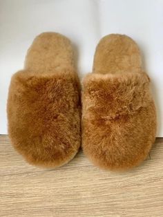 Alpaca fur slippers - alpaca slippers from Peru - unisex slippers - fur slippers - winter slippers - Gift for any occasion - fluffy fur slippers The unisex Luxurious Alpaca fur slippers keep your feet nice and cozy even on the most blustery winter's eve. These fur slippers are very well made, ensuring they will last for years. The best part is that these slippers are made from ethically-sourced alpaca fur, ensuring the highest quality and guilt-free comfort. With each step, you'll feel like you' Alpaca Slippers, Slippers Fur, Fluffy Alpaca, Unisex Slippers, Slippers Fluffy, Cozy Slippers, Winter Slippers, Fur Slippers, Slippers Cozy