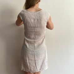 ⚡️Free shipping when you spend 100€⚡️ ⚡️Vintage short dress, linen fabric with cotton details on the sides, in excellent condition. ⚡️Size- XS-S-M. ⚡️No labeled. ⚡️In excellent vintage condition. ⚡️Reference model size M, height- 178 cm, weight- 60 kg. ⚡️Measurements: - Armpit to armpit, flat taken: 17,7 inch // 45 cm. - Length: 32,3 inch // 82 cm. - Waist, flat taken: 15,3 inch // 39 cm. - Hips, flat taken: 19,7 inch // 50 cm. ⚡️If you have any questions, feel free to contact me, I will be happ Fitted Linen Mini Dress For Summer, Fitted Mini Linen Summer Dress, Fitted Mini Length Linen Summer Dress, Fitted Unlined Linen Dress, Linen Short Sleeve Mini Dress For Summer, Summer Linen Mini Dress With Short Sleeves, Casual Fitted Tunic Midi Dress, Linen A-line Mini Dress For Beach, V-neck Sleeveless Linen Dress For Daywear