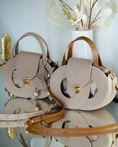 (1) Одноклассники Childrens Purses, Handbag Ideas, Sac Diy, Sewing Easy Diy, Diy Bag Designs, Crochet Clothing And Accessories, Diy Handbag