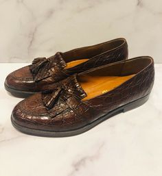 Mocasines con borlas de cocodrilo marrón "Novara" de Salvatore Ferragamo para hombre | eBay Alligator Dress Shoes, Mens Dress Hats, Brown Leather Dress, Men's Wedding Shoes, Italian Suit, Crocodile Shoes, Gentleman Shoes, Salvatore Ferragamo Men, Gq Style