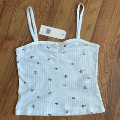 Women's Levi's Stellar Crop Top Cami Tank Top White Floral-Medium Levi's Fitted Summer Tops, Summer Trendy Levi's Tops, Trendy Levi's Summer Tops, Fitted Levi's Tops For Summer, Levi's Cotton Tops For Spring, Plus Size Crop Tops, Crop Cami Top, Top Clothes, Tank Top Outfits