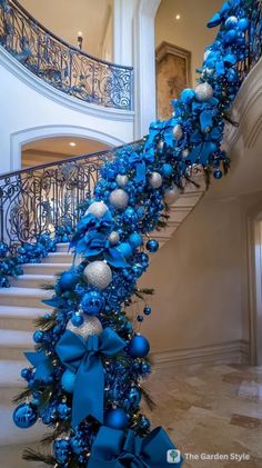 Blue Christmas Decor Ideas, Glam Holiday Decor, Advent Church Decorations, Blue Christmas Decorations, Holiday Backdrop, Christmas Staircase Decor, Christmas Staircase, Blue Christmas Decor, Christmas Mantle Decor