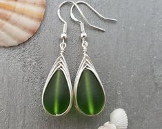 Hergestellt in Hawaii Draht gewickelt Türkis Bay blau Meer | Etsy Green Jewelry With Matching Earrings For The Beach, Gift Dangle Earrings Made Of Sea Glass, Green Ocean-inspired Nickel-free Jewelry, Nickel-free Teardrop Recycled Glass Jewelry, Nickel-free Recycled Glass Jewelry For Gifts, Nickel-free Recycled Glass Jewelry Gift, Nickel-free Sea Glass Jewelry For Jewelry Making, Nickel-free Teardrop Jewelry For Beach, Handmade Sea Glass Green Earrings