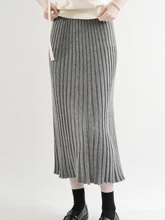 Composition : pure lambswool 50% + soft nylon 50%Color : Gray Country of Origin : Republic of Korea Gray Knit Bottoms For Winter, Gray Winter Skirt, Gray Skirt For Winter, Chic Gray Winter Skirt, Casual Gray Winter Skirt, Gray Skirt, Knit Skirt, Composition, Pure Products