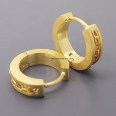 Men's yellow gold plated earrings with a chain inlay in a size medium. These men's huggie hoop earrings are made from sterling silver and plated in yellow gold. SPECIFICATION Base metal: 925 Sterling Silver Outer layer: yellow gold plated Outer Diameter: 13 mm, medium Inner Diameter: 10 mm Width: 3mm Ear Post: 20 gauge We can customize the ear post gauge in 14g, 16g, and 18g. https://www.etsy.com/listing Learn more about our 18K gold plated jewelry, please visit our blog: http://360jewels.blogsp Gold Stainless Steel Round Huggie Earrings, Gold Stainless Steel Huggie Jewelry, Gold Stainless Steel Huggie Earrings, Gold Stainless Steel Small Huggie Earrings, Gold Small Hoop Huggie Earrings, Small Gold Stainless Steel Huggie Earrings, Gold Stainless Steel Tarnish Resistant Huggie Earrings, Gift Yellow Gold Hoop Earrings With Gold Chain, Yellow Gold Hoop Earrings With Gold Chain For Gift