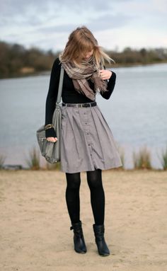 Muji Clothes, Classy Skirt Outfits, Fall Tights, Classy Skirts, Fall Skirt, Skirt Outfits Fall, Winter Skirt Outfit, Scarf Outfit, Outfit Chic