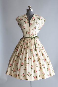 Vintage 1950s Dress / 50s Silk Dress / by TuesdayRoseVintage 1950s Vintage Fashion, Vintage Outfits 50s, 1950s Dresses, Robes Vintage, Rose Print Dress, Look Retro, Vintage 1950s Dresses, Silk Floral Dress, Retro Mode