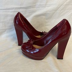 Pour La Victoire Pump Heels Size: 8 Color: Red Solid Round Toe With Bow Detail Sleek Patent Leather Upper Platform: 1" Heel High: 4" Pre-Owned , Store Displayed Item With Minor Peels Sultana Kosem, Platforms Shoes, Heels Red, Pump Heels, Round Toe Pumps, Shoe Bags, Heel Slippers