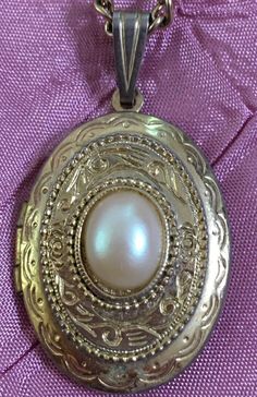 Vintage Oval Gold Plate Locket With Pearl Cabashon And 26” Gold Plate Chain. Oval Metal Locket Necklace, Oval Locket Costume Jewelry, Collectible Oval Costume Jewelry, Oval Costume Jewelry For Collectors, Oval Metal Locket, Vintage Oval Locket Necklace, Clock Locket, Girly Jewellery, Place Making