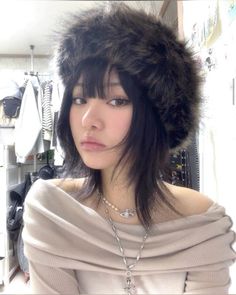 y2k vibe Y2k Beanie Outfit, Fur Hat Outfit, Hat Outfit Ideas, Beanie Outfit, Y2k Girl, Hat Outfit, Aviator Hat, Y2k Vibes, Fur Hat