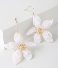 White Flower Earrings, Weddings Idea, White Flower Earring, Accessories Jewelry Earrings, White Earrings, Girly Jewelry, Bijoux Diy, Flower Charm, Flower Jewellery