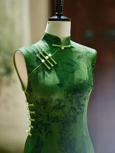 This is a sleeveless cheongsam in green color. The dress length is about 122cm, and it features a zipper at the back. Size Chart: S: Shoulder width-35cm, Chest-83cm, Waist-66cm, Hip-86cm M: Shoulder width-36cm, Chest-87cm, Waist-70cm, Hip-90cm L: Shoulder width-37cm, Chest-91cm, Waist-74cm, Hip-94cm XL: Shoulder width-38cm, Chest-95cm, Waist-78cm, Hip-98cm 2XL: Shoulder width-39cm, Chest-99cm, Waist-82cm, Hip-102cm 3XL: Shoulder width-40cm, Chest-102cm, Waist-86cm, Hip-106cm Please gently hand w Modern Cheongsam Top, Sleeveless Cheongsam, Qipao Top, Daily Wear Dress, Cheongsam Top, Chinese Qipao, Cheongsam Modern, Modern Cheongsam, Qipao Dress