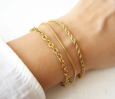 Gold Chain Bracelet, Dainty Gold Bracelet, Snake Chain, Rope Chain ♥Buy 2 Jewelry and Get 1 FREE♥ CODE: GET1FREE Put all 3 items in your cart and apply shop coupon code at checkout. In this way 1 item will be free of cost as you will receive 33% discount. DESCRIPTION Choose between 3 styles of 18k gold stainless steel chain bracelet. Choose your desired length during check out. * MATERIAL ∙ Material: 316L Stainless Steel Plating: 18K Gold PVD 100% Hypoallergenic. Lead and nickel free. Anti-tarni Dainty Gold Bracelet, Gold Chain Bracelet, Real Flower Jewelry, Gold Armband, Bracelet Dainty, Gold Bracelet Chain, Flower Jewellery, Rope Chain, Cute Bag