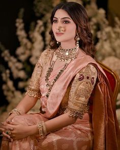 Maharashtra Bride Look Engagement, Peach Saree Makeup Look, Maharashtra Saree Look, Peach Silk Saree, Birth Calendar, Bridal Campaign, Gold Saree, Latest Saree Blouse, Pune Maharashtra