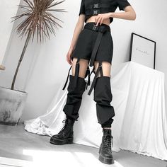 Joggers Street Style, Womens Black Cargo Pants, High Waist Cargo Pants, Waist Cargo Pants, Techwear Pants, Techwear Outfits, Overalls Fashion, Streetwear Girl, Style Trousers