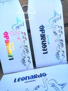 two white paper signs with the words lenaro do mundo written in spanish on them