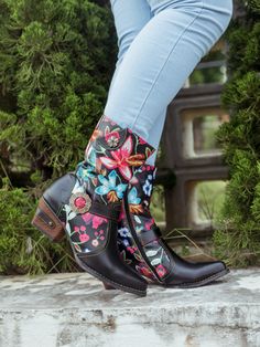 Black Leather Cowgirl Boots, Cowgirl Boot, Reindeer Headband, Daily Dress, Dress Jewelry, Cowgirl Boots, Floral Printed, Rubber Rain Boots, Black Floral