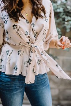 Boyfriend Jeans Kombinieren, Blush Outfit, Green Color Combinations, Cooler Style, Fashion Tops Blouse, Trendy Fashion Tops, Easy Style, Outfit Jeans, Pretty Blouses