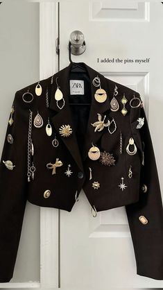 Rhinestone Jacket Diy, Pins Outfit, Customized Clothes, Diy Fashion Clothing, Looks Street Style, Upcycled Fashion, Fashion Diy, Fashion Mistakes, Mode Inspo