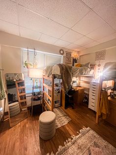 dorm room boho style lofted bed Large Dorm Room Ideas, Dormify Dorm Room, Dorm Bed Layout, Dorm Configuration, Lifted Dorm Bed, Dorm Room Decor Lofted Bed, Lofted Dorm Beds Layout, Pitt Dorm Room, College Dorm Bunk Beds