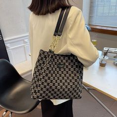 Patterned:PlaidMaterial:CanvasClosure:ZipperTheme:OccasionIncluded Components:Sling BagLining Description:CottonItem ID:LH31125SIZE(Width)30.5 cm * (Height)27 cm * (Thickness)11 cmNote: 1 Inch=2.54 CM; 1 CM=0.39 Inch , Due to different batches, bag's liner may be different. Fashion designer and good price, please rest assured purchase. ( All pictures are actual photos. But due to the different light and monitor setting, minor color difference maybe exist. Thank you for understanding. ) There may