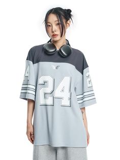 It is a short sleeves football jersey that is made of moisture-wicking and breathable fabric. The t-shirt has colorblock design and graphic print on the sleeves and front. The balloon oversized fit t-shirt makes casual and stylish outfit.- Balloon oversized fit- Stripes on sleeves- Graphic print- Stripe point on neck Blue Varsity Short Sleeve Jersey, Summer Jersey T-shirt With Letter Print, Sporty White T-shirt With Number Print, Graphic Print Jersey For Football Game Day, Sporty T-shirt With Text Print For Sports, Casual Number Print T-shirt For Streetwear, Casual Jersey T-shirt For Game Day, Sporty College Jersey For Football Season, Sporty Short Sleeve T-shirt For Sports Season