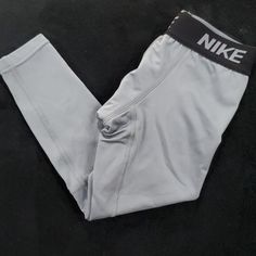 Warm! Bin Ss S Nike Compression, Nike Pro Leggings, Black Capri Leggings, Graphic Leggings, Nike Bottoms, Compression Tights, Nikes Girl, Nike Leggings, Compression Pants