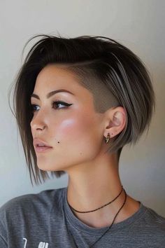 Bixie cut corte de pelo Shaved Hair On One Side Short, Short Haircuts With Undercut For Women, Pixie Haircut Shaved Back, Short Hair Shaved On One Side, Side Undercut Women, Side Undercut Short Hair, Short Hair Shaved Sides Women, Side Undercut Long Hair, Short Hair With Shaved Side