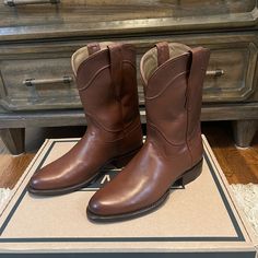 The Earl Is A Versatile Roper Boot With Universal Appeal. Designed To Be Both Practical And Stylish, It Features A Heel Shorter Than That Of A Traditional Cowboy Boot. The Vamp Is Left Unadorned In Order To Showcase The Ultra-Soft, Hand-Burnished Calfskin, Bovine, Or Goat Leather. 1 ⅛” Stacked Leather Heel With Rubber End Cap ¾ Goodyear Welt Construction Bovine Lining Leather Sole Reinforced Pull Straps Western Leather Boots With Removable Insole, Classic Leather Sole Boots For Western-themed Events, Classic Boots With Leather Sole For Western-themed Events, Classic Leather Boots For Western-themed Events, Classic Boots With Reinforced Heel And Plain Toe, Classic Boots With Leather Lining And Square Toe, Classic Plain Toe Boots With Removable Insole, Fitted Snip Toe Boots With Rubber Sole, Elegant Leather Boots For Western-themed Events