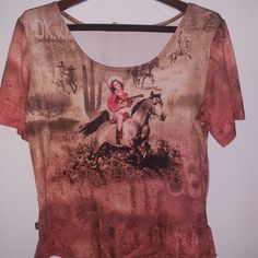 Brand: Rockmount Ranch Wear. Casual Crop Top, Round Neck, Shirt Sleeve , Never Worn Excellent Condition. Features A Cowgirl And Horse Printing On Both Sides, Front And Back. Color Tan/Orange Embellished With Rhinestones. 98% Polyester 2% Elastane Size Medium Women. From A Clean Non-Smoking Home Brown Western Style Summer Tops, Brown Graphic Print Top For Festival, Trendy Brown Festival Tops, Trendy Brown Tops For Festival, Trendy Brown Top For Festival, Cowgirl And Horse, Ranch Wear, Round Neck Shirt, Crop Top Casual