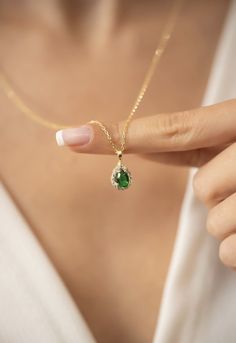 18kt gold fill dainty chain 16" + 2" extender. Emerald and CZ drop charm. Hypoallergenic Non tarnish Waterproof Easy clasp Exquisite style for everyday wear! Inexpensive Jewelry, Emerald Pendant, Classy Jewelry, Emerald Stone, Emerald Jewelry, Elegant Necklaces, Girly Jewelry, Seed Bead Jewelry, Dream Jewelry